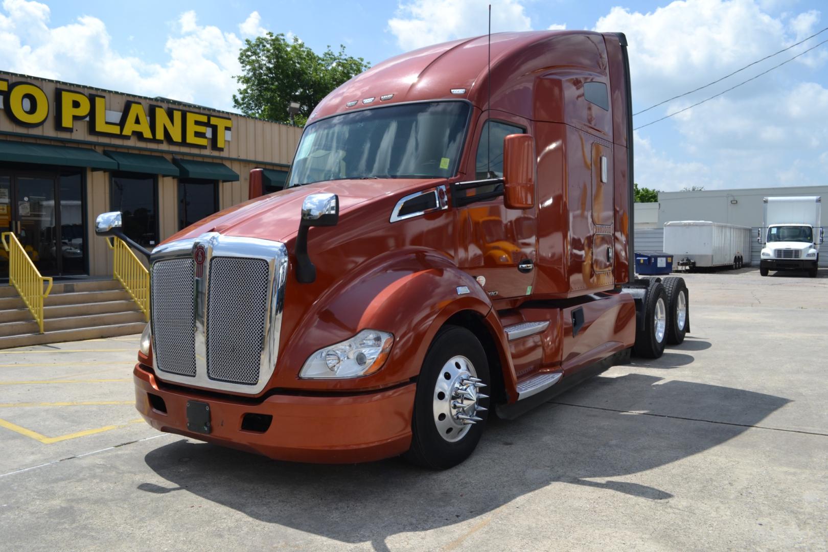 2020 ORANGE /BLACK KENWORTH T680 with an PACCAR MX13 12.9L 455HP engine, PACCAR PO-16F112C 12SPD AUTOMATED transmission, located at 9172 North Fwy, Houston, TX, 77037, (713) 910-6868, 29.887470, -95.411903 - Photo#2